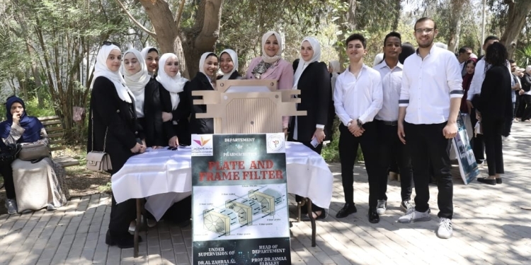 معرض لطلاب صيدلة جامعة هليوبوليس