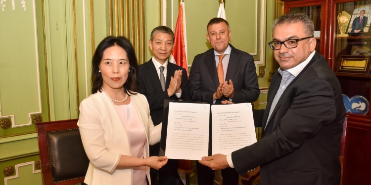 رئيس جامعة عين شمس والسفير الصيني يشهدان توقيع مذكرة تفاهم أربعة أساتذة زائرين