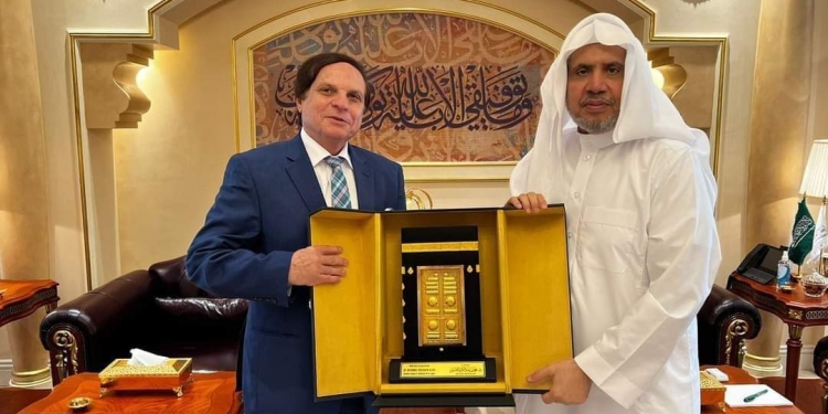 رابطة العالم الإسلامي تكرم عميد إعلام الجامعة الحديثة