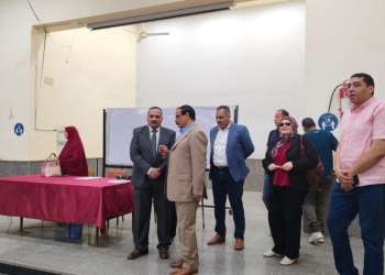 نائب رئيس جامعة بنها يتفقد لجان الامتحانات بكليتي التجارة والعلاج الطبيعي
