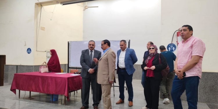 نائب رئيس جامعة بنها يتفقد لجان الامتحانات بكليتي التجارة والعلاج الطبيعي