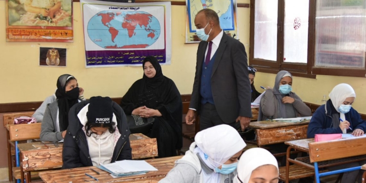 محافظ بني سويف: اعفاء هؤلاء الطلاب من المصروفات الدراسية وتوفير الزي المدرسي والأدوات المدرسية