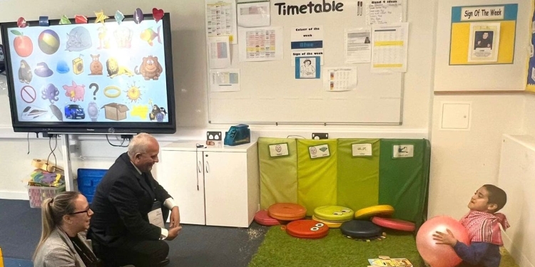 شاهد.. وزير التربية والتعليم يزور مدرسة "تولجيت" بلندن لمعرفة أحدث أساليب مدارس الدمج