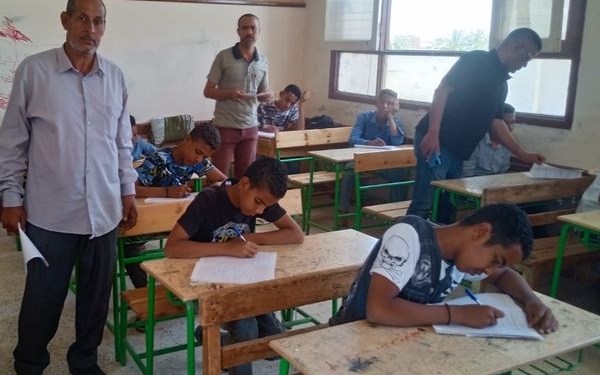 أحدهم “شاهد زور” والأخر يخدع نفسه.. الأزهر يوضح حكم الطالب “الغشاش” والمراقبين المتغافلين