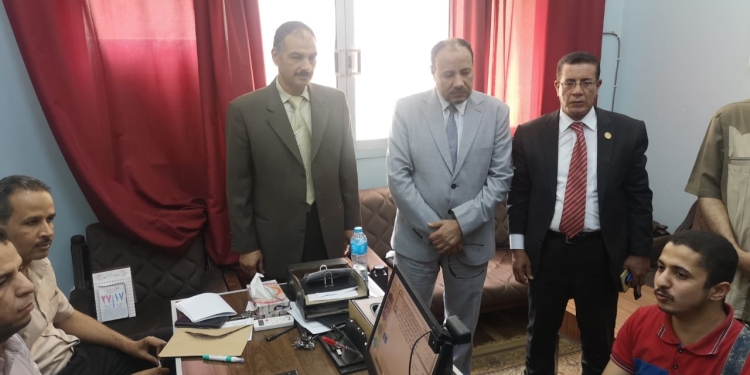 نائب رئيس جامعة الأزهر يتفقد سير أعمال الامتحانات الشفوية الإلكترونية للقرآن الكريم بكلية الشريعة والقانون بأسيوط