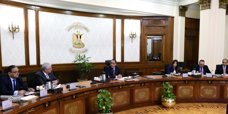 رئيس الوزراء يتابع مقترحات مشروع تطوير الهوية البصرية للطريق الدائري