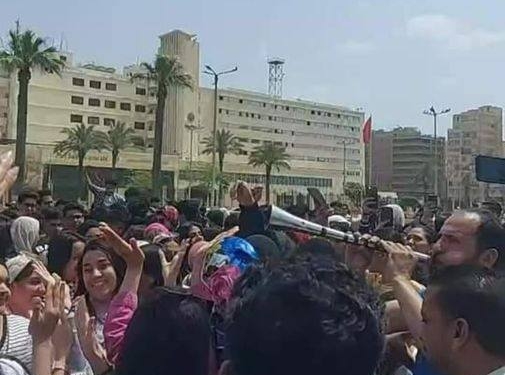 بالطبل والمزمار.. طلاب الإعدادية ببورسعيد يحتفلون بختام الامتحانات