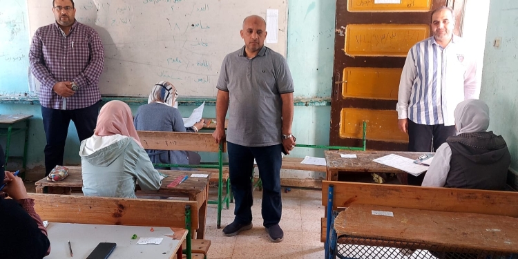 بعد الجيزة وبني سويف.. ضبط 9 طلاب قاموا بالغش بمساعدة معلمين بمطروح وإحالتهم للتحقيق