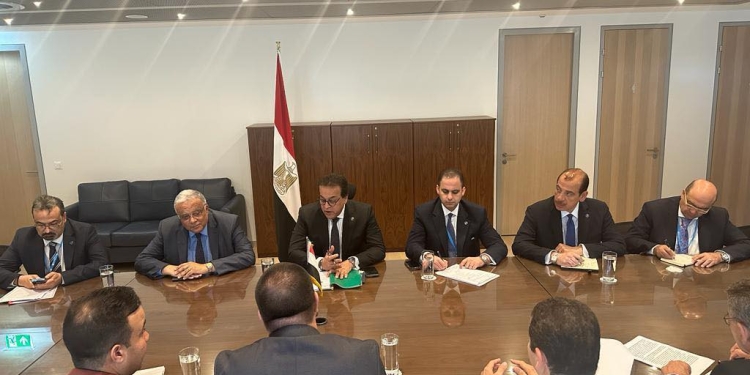 وزير الصحة يناقش مع نظيره الكوبي التعاون في تصنيع الأدوية وأبحاث تطوير اللقاحات