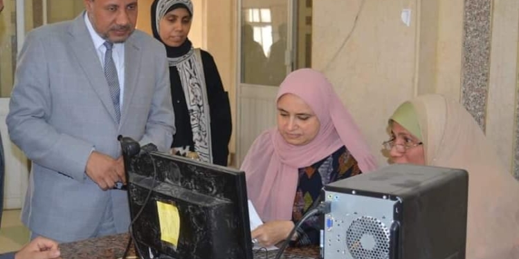 نائب رئيس جامعة الأزهر يتفقد سير الامتحانات الشفهية الإلكترونية لكلية التربية بنات بأسيوط