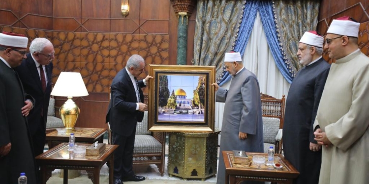الإمام الأكبر يستقبل رئيس الوزراء الفلسطيني ويؤكد رفض الأزهر لمطامع الصهاينة بفرض التقسيم الزماني والمكاني للحرم القدسي الشريف