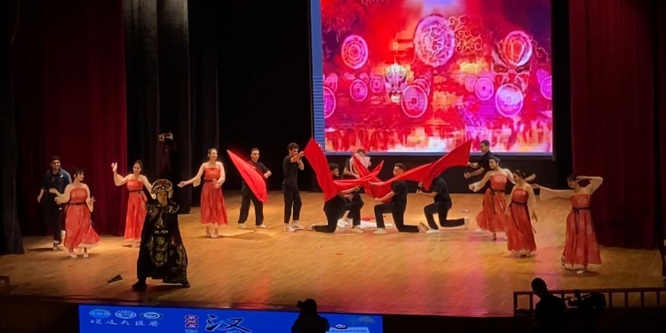 طلاب آداب القاهرة يفوزون بالمراكز الأولى في مسابقة جسر اللغة الصينية