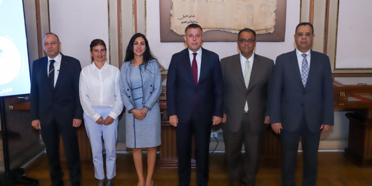 رئيس جامعة عين شمس يبحث سبل تعزيز التعاون مع مؤسسة ساويرس للتنمية