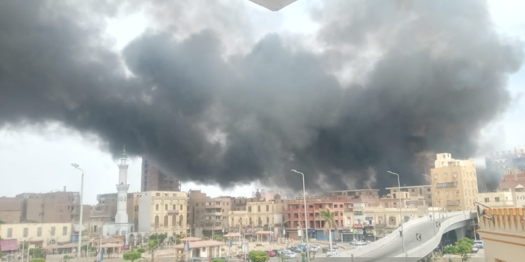 بسبب حريق بجوار مدرسة.. قرار عاجل من محافظ بني سويف بشأن امتحان "العربي" للثاني الثانوي