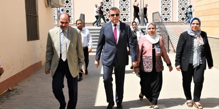 رئيس جامعة عين شمس يتفقد كلية العلوم
