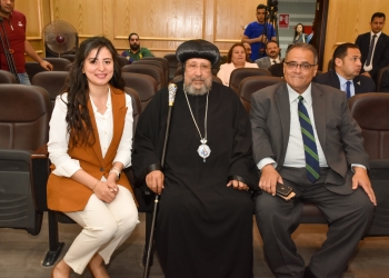 نيافة الأسقف الأنبا أرميا يشهد مناقشة رسالة ماجستير بصيدلة  عين شمس