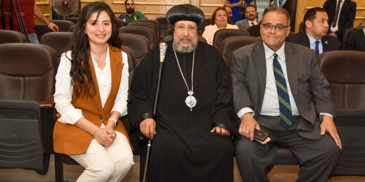 نيافة الأسقف الأنبا أرميا يشهد مناقشة رسالة ماجستير بصيدلة  عين شمس