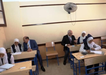 وزير التعليم يتفقد لجان امتحانات الشهادة الإعدادية بأسوان «صور»