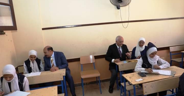 وزير التعليم يتفقد لجان امتحانات الشهادة الإعدادية بأسوان «صور»