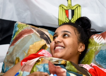 وزيرة الهجرة تزور الطالبين المصريين المصابين فى السودان