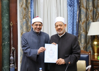 الإمام الأكبر يكرم رئيس جامعة الأزهر لحصوله على المركز الأول في مسابقة التميز الحكومي «أفضل رئيس قطاع»