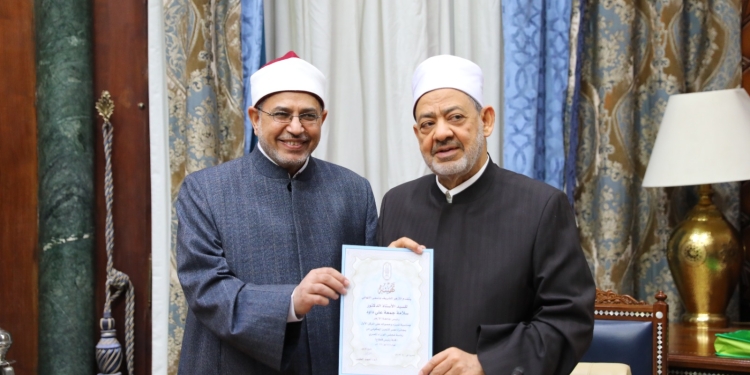 الإمام الأكبر يكرم رئيس جامعة الأزهر لحصوله على المركز الأول في مسابقة التميز الحكومي «أفضل رئيس قطاع»