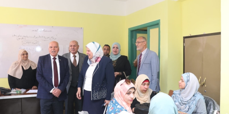 نقيب المعلمين يتفقد مركز تدريب الناجحين فى مسابقة ال 30 ألف معلم بالفيوم