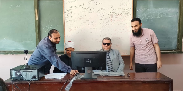 نائب رئيس جامعة الأزهر يتفقد لجان الامتحانات الشفهية الموثقة إلكترونيًّا بكلية أصول الدين والدعوة