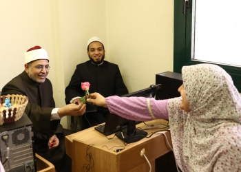 رئيس جامعة الأزهر يشيد بطالبات كلية التمريض خلال تفقده امتحان القرآن الكريم