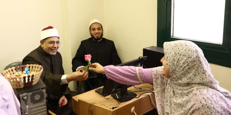 رئيس جامعة الأزهر يشيد بطالبات كلية التمريض خلال تفقده امتحان القرآن الكريم