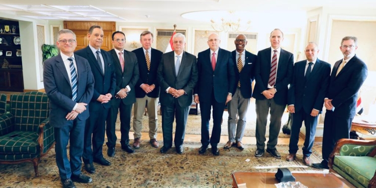 وزير التعليم العالي يعقد اجتماعًا مع وفد جامعة أريزونا الأمريكية