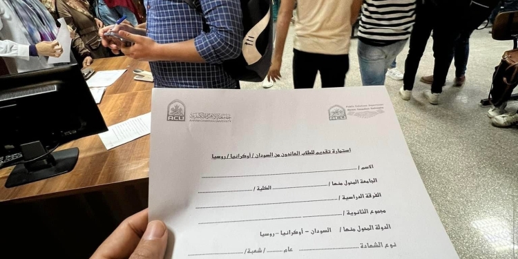 بالصور..إقبال من الطلاب الدراسين بالجامعات الروسية والسودانية علي التقديم بالجامعات