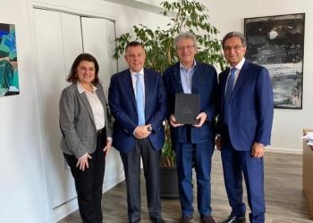 رئيس جامعة عين شمس يبحث آليات إنشاء برنامج الطب باللغة الفرنسية