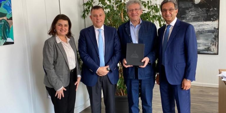 رئيس جامعة عين شمس يبحث آليات إنشاء برنامج الطب باللغة الفرنسية