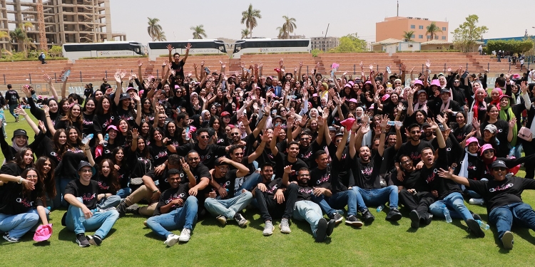 بالطبل والبلالين..طلاب الجامعة الألمانية يحتفلون ب ” الفوتو داي”