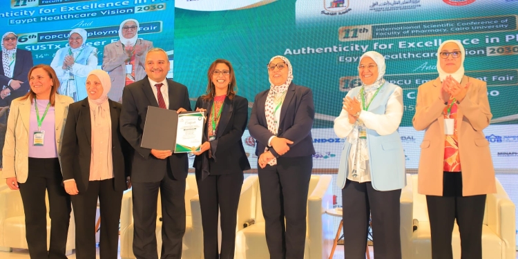 طلاب الجامعة المصرية الصينية يحصدون المركز الأول في مسابقة التنمية المستدامة بصيدلة القاهرة