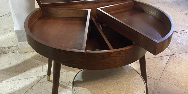 كلية الفنون التطبيقية تنظم معرضاً لتصميم الأثاث لطلاب الفرقة الأولي