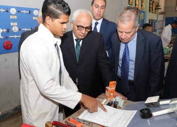 وزير التعليم يتفقد امتحانات الدبلومات العملية.. ويوجه رسائل للطلاب