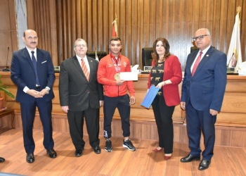 جامعة مدينة السادات تكرم الطلاب الفائزين ببطولة إفريقيا للمصارعة الحرة بتونس