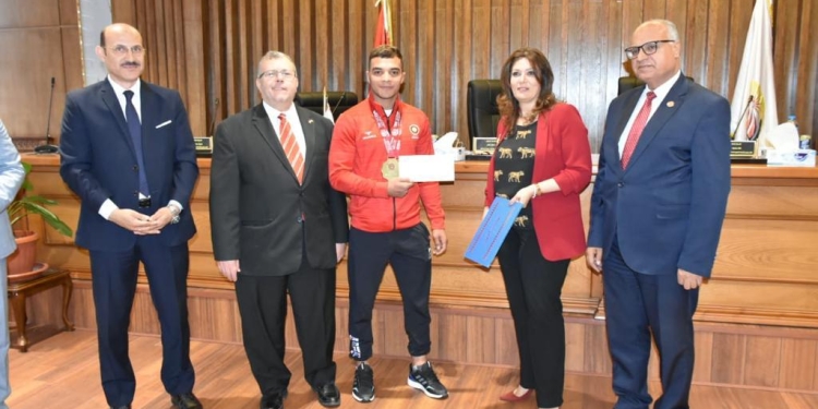 جامعة مدينة السادات تكرم الطلاب الفائزين ببطولة إفريقيا للمصارعة الحرة بتونس