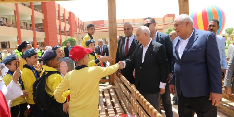 «حجازي» يوجه بإطلاق أول مدرسة رسمية دولية "IPS" بالوادي الجديد