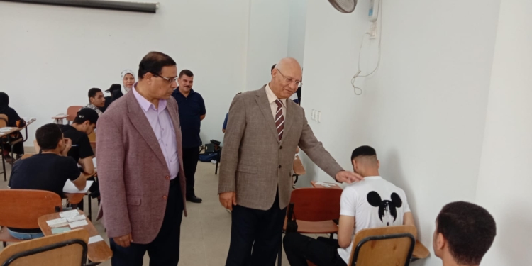 رئيس جامعة بنها يتفقد الامتحانات بكليتي التربية والحقوق