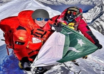 باكستانيتان تدخلان التاريخ بتسلق قمة جبل لوتس لأول مرة