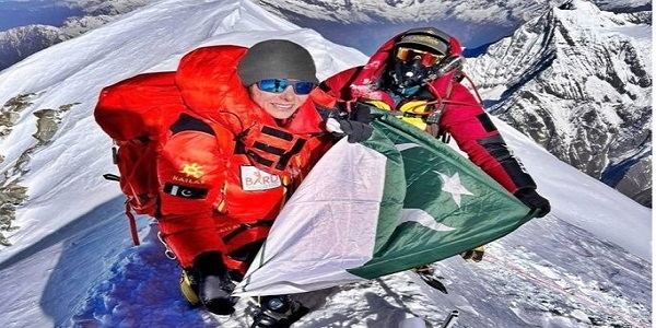 باكستانيتان تدخلان التاريخ بتسلق قمة جبل لوتس لأول مرة
