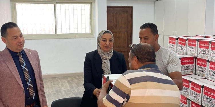 نائب رئيس جامعة عين شمس تشارك العمال فرحة عيد الأضحى بتوزيع كراتين الخير