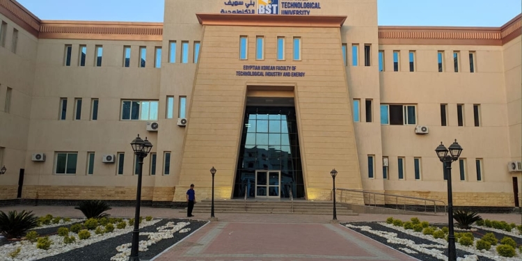 رئيس جامعة بني سويف التكنولوجية يتفقد امتحانات الكليات