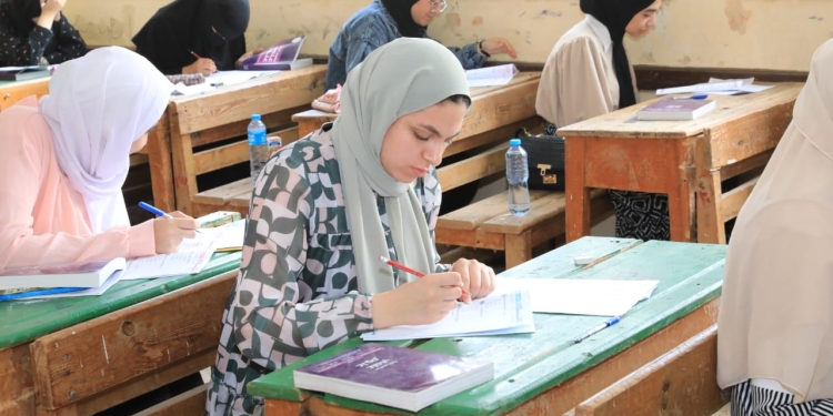 لطلاب الثانوية العامة 2023.. كيف تتجنب حدوث خطأ في تظليل الإجابة فى البابل شيت؟ وزير التعليم يجيب