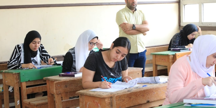 مفاجأة.. وزير التعليم: عدد كبير حصل على الدرجة النهائية بامتحان الكيمياء و 5 اَلاف تجاوزوا 95%