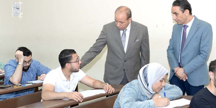 رئيس جامعة المنصورة يتفقد أعمال امتحانات نهاية العام
