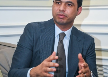 الاقتصادي علي سالم ينصح الشباب بالتحرك والعمل علي اكتساب الخبرات